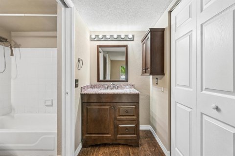 Condo in Coconut Creek, Florida, 2 bedrooms № 2261385 - photo 12