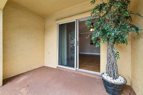 Condo in Coconut Creek, Florida, 2 bedrooms № 2261385 - photo 14