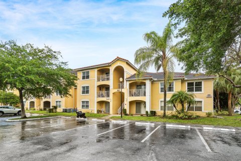 Condo in Coconut Creek, Florida, 2 bedrooms № 2261385 - photo 2