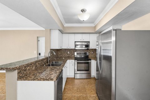 Condo in Coconut Creek, Florida, 2 bedrooms № 2261385 - photo 6