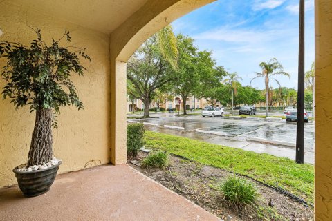 Condo in Coconut Creek, Florida, 2 bedrooms № 2261385 - photo 13