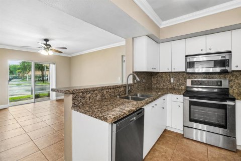 Condo in Coconut Creek, Florida, 2 bedrooms № 2261385 - photo 7