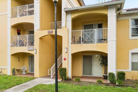Condo in Coconut Creek, Florida, 2 bedrooms № 2261385 - photo 15