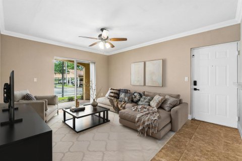 Condo in Coconut Creek, Florida, 2 bedrooms № 2261385 - photo 3
