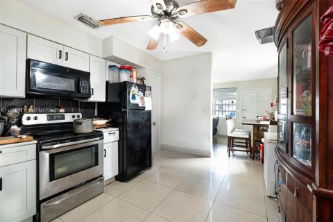 Propiedad comercial en venta en Miami, Florida, 182 m2 № 2154317 - foto 13