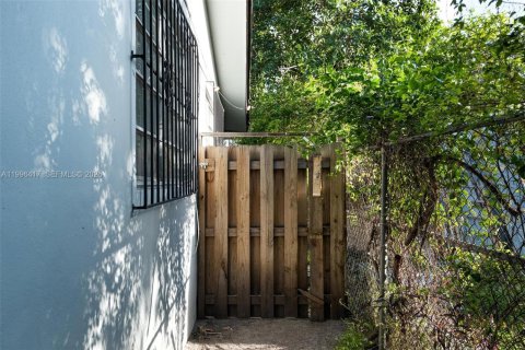 Propiedad comercial en venta en Miami, Florida, 182 m2 № 2154317 - foto 19