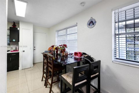Propiedad comercial en venta en Miami, Florida, 182 m2 № 2154317 - foto 15