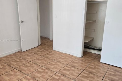 Casa en alquiler en North Miami Beach, Florida, 2 dormitorios, 83.61 m2 № 1895545 - foto 4