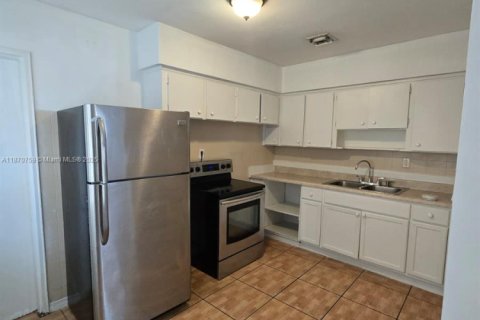 Casa en alquiler en North Miami Beach, Florida, 2 dormitorios, 83.61 m2 № 1895545 - foto 3