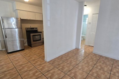 Casa en alquiler en North Miami Beach, Florida, 2 dormitorios, 83.61 m2 № 1895545 - foto 2