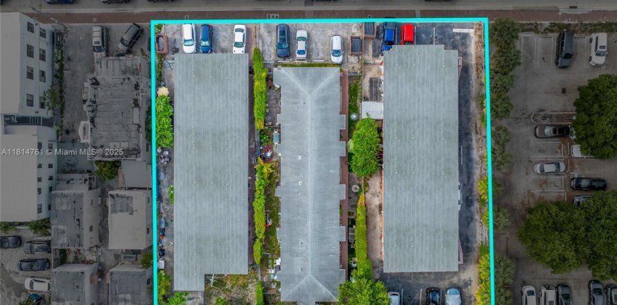 Commercial property in Miami, Florida № 1766485