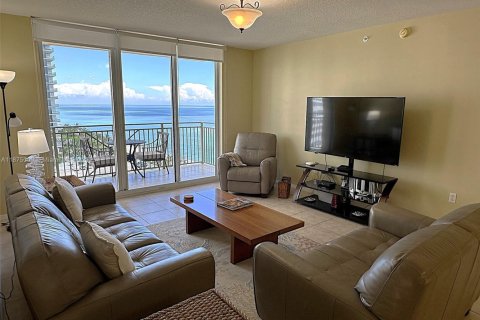 Condo in Hallandale Beach, Florida, 2 bedrooms  № 1927429 - photo 1