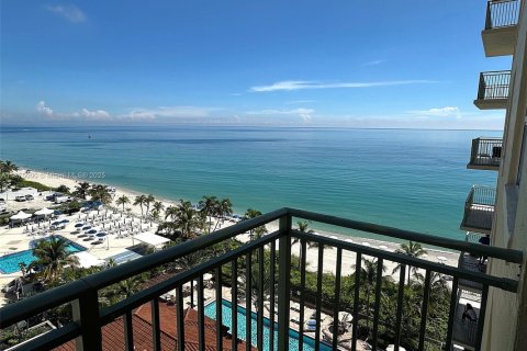 Condo in Hallandale Beach, Florida, 2 bedrooms  № 1927429 - photo 16