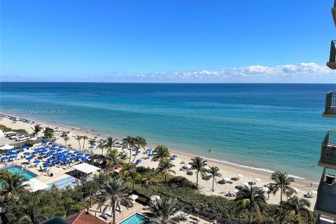 Condo in Hallandale Beach, Florida, 2 bedrooms  № 1927429 - photo 25