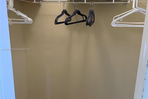 Condo in Hallandale Beach, Florida, 2 bedrooms  № 1927429 - photo 8