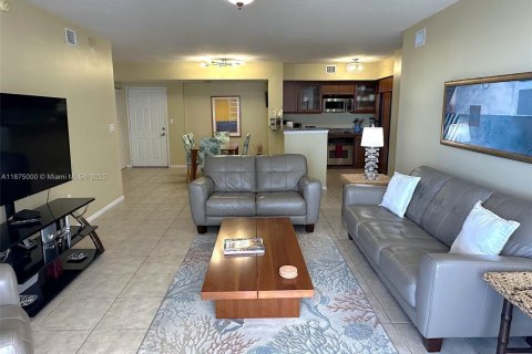 Condo in Hallandale Beach, Florida, 2 bedrooms  № 1927429 - photo 26