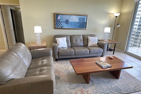Condo in Hallandale Beach, Florida, 2 bedrooms  № 1927429 - photo 3
