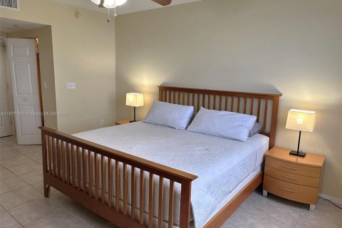 Condo in Hallandale Beach, Florida, 2 bedrooms  № 1927429 - photo 6