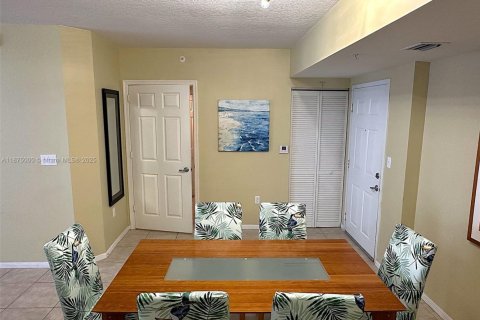 Condo in Hallandale Beach, Florida, 2 bedrooms  № 1927429 - photo 2