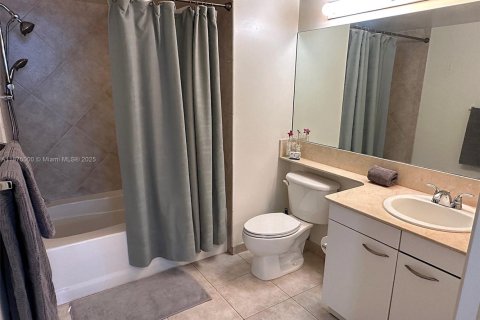 Condo in Hallandale Beach, Florida, 2 bedrooms  № 1927429 - photo 7