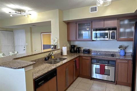 Condo in Hallandale Beach, Florida, 2 bedrooms  № 1927429 - photo 29