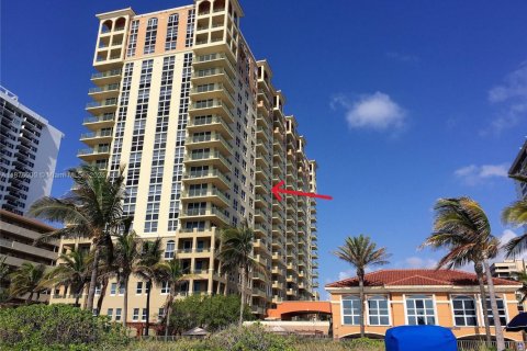 Condo in Hallandale Beach, Florida, 2 bedrooms  № 1927429 - photo 18