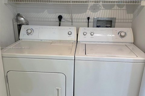 Condo in Hallandale Beach, Florida, 2 bedrooms  № 1927429 - photo 14