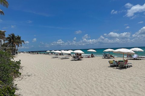 Condo in Hallandale Beach, Florida, 2 bedrooms  № 1927429 - photo 20