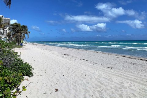 Condo in Hallandale Beach, Florida, 2 bedrooms  № 1927429 - photo 21