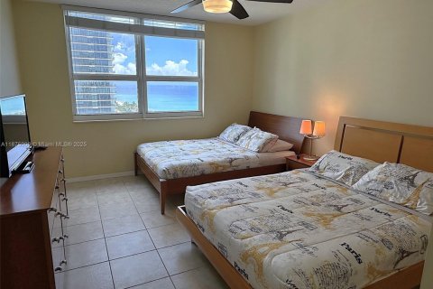 Condo in Hallandale Beach, Florida, 2 bedrooms  № 1927429 - photo 9