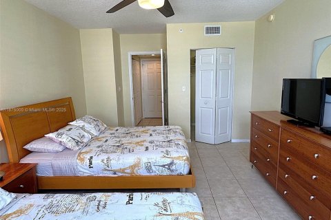 Condo in Hallandale Beach, Florida, 2 bedrooms  № 1927429 - photo 10