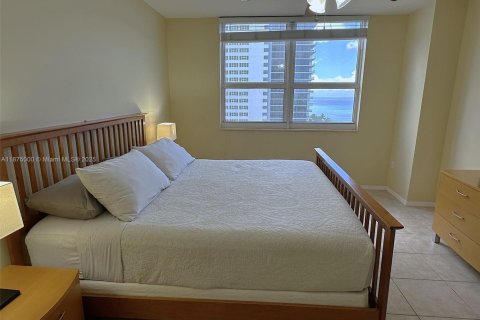 Condo in Hallandale Beach, Florida, 2 bedrooms  № 1927429 - photo 5