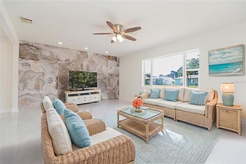 House in Saint Petersburg, Florida 3 bedrooms, 122.07 sq.m. № 1906717 - photo 2
