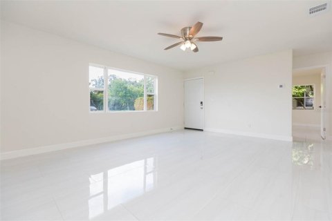 House in Saint Petersburg, Florida 3 bedrooms, 122.07 sq.m. № 1906717 - photo 11
