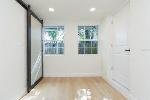 House in Saint Petersburg, Florida 3 bedrooms, 122.07 sq.m. № 1906717 - photo 18