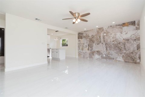 House in Saint Petersburg, Florida 3 bedrooms, 122.07 sq.m. № 1906717 - photo 9