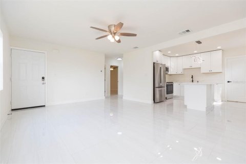 House in Saint Petersburg, Florida 3 bedrooms, 122.07 sq.m. № 1906717 - photo 10