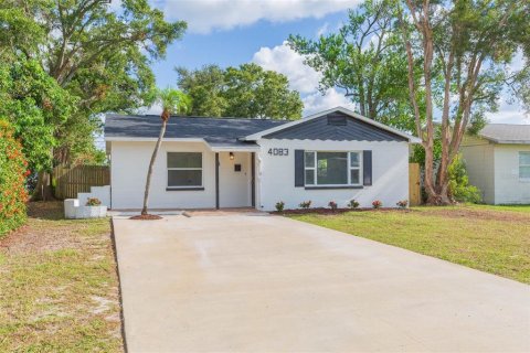 House in Saint Petersburg, Florida 3 bedrooms, 122.07 sq.m. № 1906717 - photo 1
