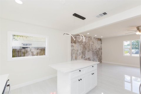 House in Saint Petersburg, Florida 3 bedrooms, 122.07 sq.m. № 1906717 - photo 15