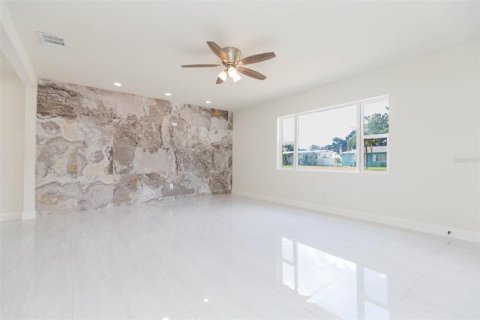 House in Saint Petersburg, Florida 3 bedrooms, 122.07 sq.m. № 1906717 - photo 12