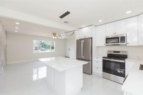 House in Saint Petersburg, Florida 3 bedrooms, 122.07 sq.m. № 1906717 - photo 16