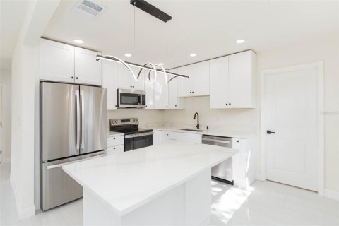 House in Saint Petersburg, Florida 3 bedrooms, 122.07 sq.m. № 1906717 - photo 13