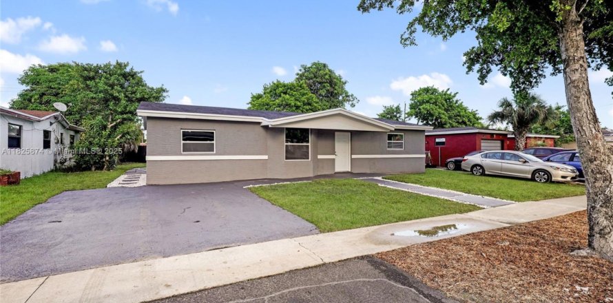 House in Lauderdale Lakes, Florida 3 bedrooms, 141.21 sq.m. № 1800670