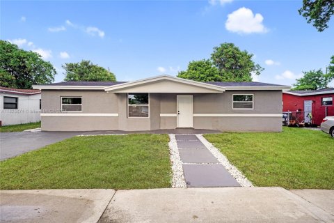 House in Lauderdale Lakes, Florida 3 bedrooms, 141.21 sq.m. № 1800670 - photo 2
