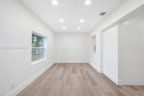House in Lauderdale Lakes, Florida 3 bedrooms, 141.21 sq.m. № 1800670 - photo 12
