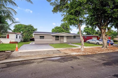 House in Lauderdale Lakes, Florida 3 bedrooms, 141.21 sq.m. № 1800670 - photo 4