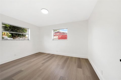 House in Lauderdale Lakes, Florida 3 bedrooms, 141.21 sq.m. № 1800670 - photo 18