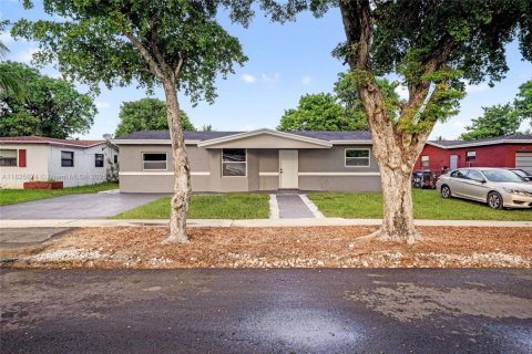 House in Lauderdale Lakes, Florida 3 bedrooms, 141.21 sq.m. № 1800670 - photo 3