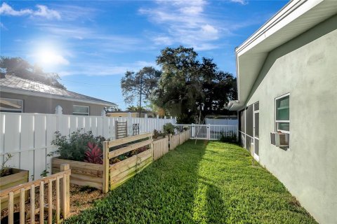 House in Largo, Florida 3 bedrooms, 166.11 sq.m. № 2207939 - photo 15