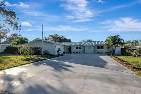 House in Largo, Florida 3 bedrooms, 166.11 sq.m. № 2207939 - photo 2